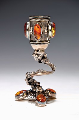 Kleiner Silberleuchter mit Bernsteincabochons, Ostpreussen, Mitte 20.Jh., Silber, 83g, sieben Cabochons, H. ca. 10.5 cm