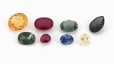 Lot 8 lose facett. Saphire und Rubine, zus. 4.17 ct, in versch. Formen, Farben und Größen
