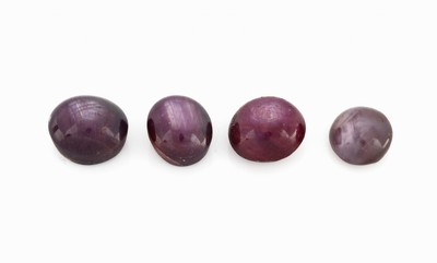 Lot 4 lose Sternrubin Cabochons, zus. 36.76 ct, 12 x 10 x 7 mm, 12 x 9 x 8 mm, 10 x 9 x 7 mm, 9 x 10 x 6 mm, (besch.)