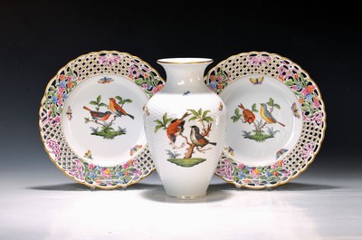 2 Teller und eine Vase, Herend, Ungarn, Dekor Victoria, Porzellan, handbemalt, Goldrand, 2 Teller mit Rand in Durchbrucharbeit, D. 24 cm; Vase mit ...