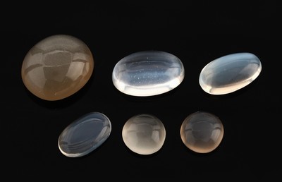 Lot 6 lose Mondsteincabochons, zus. 33.64 ct, 3 x oval, 3 x rund