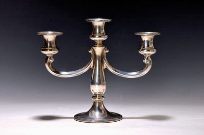 3-flammiger Silberleuchter, deutsch, 20.Jh., 925er-Silber, geschweifte Arme, H. 21 cm, ca.534g (Fuss wohl gefüllt), Meistermarke AM