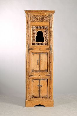Kleiner barockisierender Eckschrank, iberisch, 19.Jh., Eiche massiv, Eisenbeschläge, ornamentaler Schnitzdekor, 1 Schlüssel, ca. 182x57x55 cm