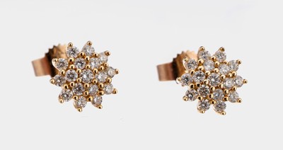 Paar 14 kt Gold Brillant-Ohrstecker, GG 585/000, florale Gestaltung, 34 Brillanten zus. ca. 0.51 ct Weiß/p, ca. 2.2 g, Juwelen- pass anbei, (jedoch ...