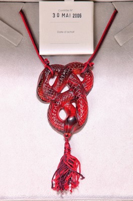 Collier Serpent Rouge, Lalique, 20.Jh., rotes Kristallglas in Form einer vielfach gewunden Schlange, z.T. strukturiert, rot- schwarze Seidenquaste im ...