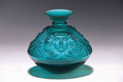 Kleine Vase bzw. Flakon, Lalique, 2.Hälfte 20. Jh., grünes Glas, Reliefdekor mit Medusenhäuptern, mit Deckel, am Boden signiert, H. 9 cm,