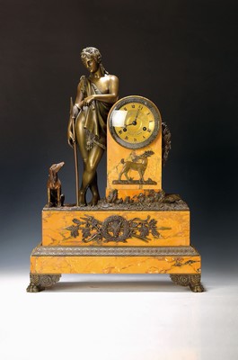 Große Kaminuhr, Frankreich um 1840, Marmor, Thematik Jagd, brünnierte Bronzeeinlagen, im Sockel umlaufender Blattdekor, Tatzenfüße, neben Uhr ...