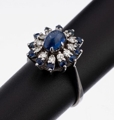 14 kt Gold Saphir-Diamant-Ring, WG 585/000,ovaler Ringkopf, mittig ovaler Saphircabochon ca. 1.0 ct, 12 8/8-Diamanten zus. ca. 0.36 ct Weiß/si, 12 ...