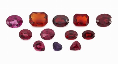 Lot 12 lose facett. Granate, zus. 29.60 ct in versch. Formen, Farben und Größen