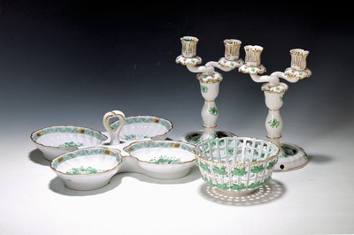 3 Teile Tafelzubehör, Herend, Indian Basket in Grün, Paar Kerzenleuchter, zweiflammig, H. ca. 22 cm, Korbschale in Durchbrucharbeit mit aufgelegten ...
