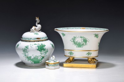 Große Deckeldose/Konfektdose, Vase und Miniaturdose, Herend, Indian Basket in Grün, 2. Hälfte 20. Jh., Dose H. ca. 20 cm, Fischbekrönung, Vase ...