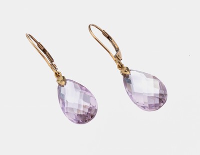 Paar 8 kt Gold Amethyst-Ohrgehänge, GG 333/000, 2 facett. Amethyst-Tropfen zus. ca. 6.0 ct, L. ca. 3 cm, ca. 3.4 g