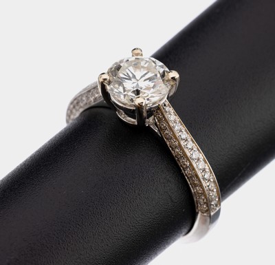 18 kt Gold Brillant-Ring, WG 750/000, Brillant (Zertifikat DPL 12/2024) 1.46 ct l.get.Weiß (I)/vs 2, Ringschultern mit Brillanten zus. ca. 0.40 ct ...