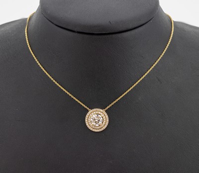 18 kt Gold Brillant-Collier, GG 750/000, Brillant ca. 1.35 ct l.get.Weiß/vs, umgeben von Brillanten zus. ca. 0.38 ct feines Weiß-Weiß/vs-si, L. ...