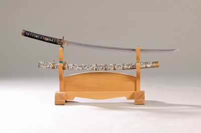 Katana/Schwert, Japan, 30er Jahre, Griff mit Menukis, Tsuba, Rochenhautscheide, ca. 94 cm,l. Gebr.-spuren