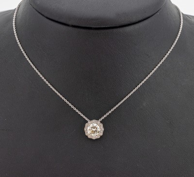 18 kt Gold Brillant-Collier, WG 750/000, Brillant ca. 1.01 ct l.get.Weiß/vs, umgeben von Brillanten zus. ca. 0.10 ct feines Weiß-Weiß/vs-si, L. ...