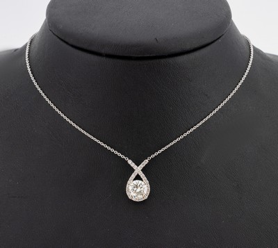 18 kt Gold Brillant-Collier, WG 750/000, Brillant ca. 1.21 ct Wesselton-l.get.Weiß/vs- si, Brillanten zus. ca. 0.22 ct feines Weiß-Weiß/vs-si, L. ...