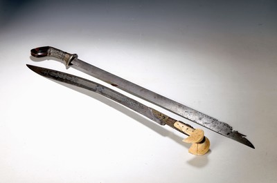 Yatagan, osmanisch, 19. Jh., mit poliertem und geschnitztem Beingriff, reich verziert mit Glassteinen, einschneidige Klinge, L. 70 cm