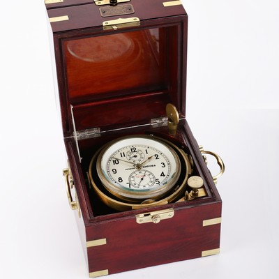 1. Moskauer Uhrenfabrik, Kirowa, Marinechronometer Nr. 12362, UDSSR um 1970, 3-tlg. Holzkasten m. Messingecken, kardanisch aufgehängtes Messinggeh., ...