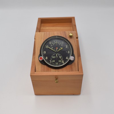 MIG-Borduhr mit Chronograph, UDSSR um 1990, Handaufzug, grau lackiertes Metallgeh., schwarze Lünette, Aufzug und Bedienung der Chronographen b. 4 ...