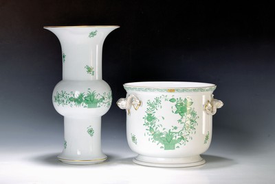 Großer Übertopf und Vase, Herend, Indian Basket in Grün, 20. Jh., Porzellan, Übertopf mit stil. Henkeln in Doppelten Fischapplikationen, ca. H. ...