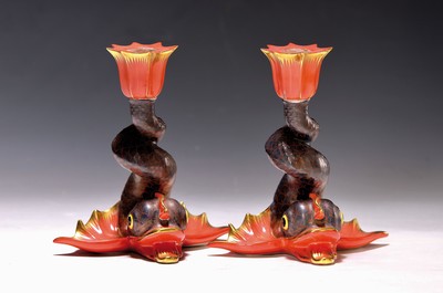 Paar Kerzenleuchter in Delfinform, Herend 2. Hälfte 20. Jh., polychrom bemalt, Goldstaffage, H. ca. 14.5 cm, rückseitige runde Öffnungen für ...