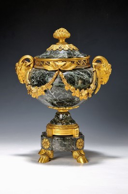 Deckeldose, Frankreich, um 1870, weiß geäderter dunkelgrüner Marmor mit vergoldeten Metallapplikationen in Form von Schafbocksköpfen und -hufen ...