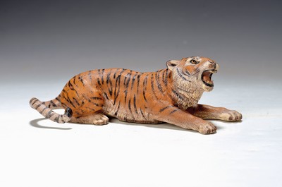 Liegender Tiger, Wiener Bronze, signiert Bergmann, 20.Jh., farbig staffiert, L. 18 cm