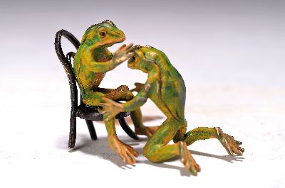 Erotische Frösche, Wiener Bronze, signiert Bergmann, 20.Jh., farbig staffiert, H. 5 cm