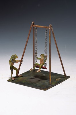 Schaukelnde Frösche, Wiener Bronze, signiert Bergmann, 20.Jh., farbig staffiert, bewegliche Kettenglieder, H. 12,5 cm