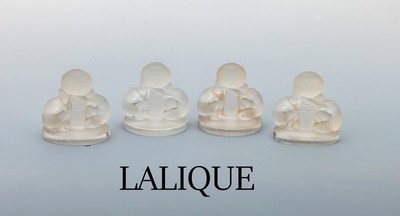 4 Menuekarten-/Tischkartenhalter, R. LALIQUE, Frankreich um 1925, farbloses Glas matt., "Kugelspielerinnen", auf Unterseite sign.: R. ...