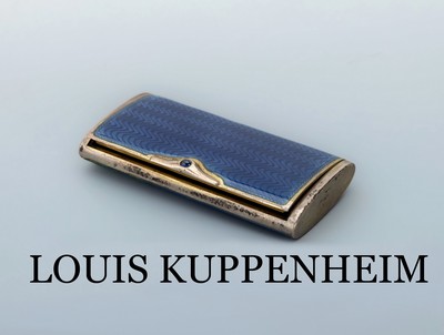 Zigarettenetui, deutsch um 1910, 900er Silber, Innenvergoldung, Meistermarke LOUIS KUPPENHEIM, Boden und Deckel, guill. und transluzid saphirblau ...
