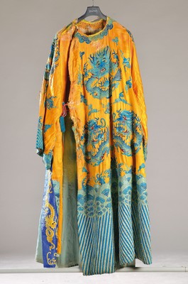 Traditionelles chinesisches Gewand, späte Quing-Dynastie bzw. 1900, orange- bzw. goldfarbener Grund, Dekor aus Wellen, Wolken und Drachen in blau ...