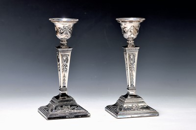 Paar Kerzenleuchter, London, Sterlingsilber, klassizistischer Dekor, gefüllt, l. verbeult, H. ca. 20 cm