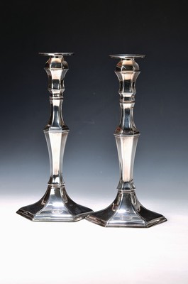 Paar silberne Kerzenleuchter, Frühbarockstil, Sterlingsilber, sechseckig, H. ca. 27.5 cm, gefüllt