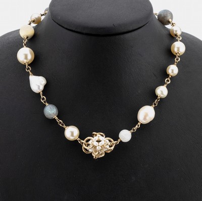 CHANEL Collier, Metall verg., Kunstperlen in versch. Größen und Formen, facett. changierende Glasperlen, L. variabel 92-97 cm,sign., Vergoldung ...