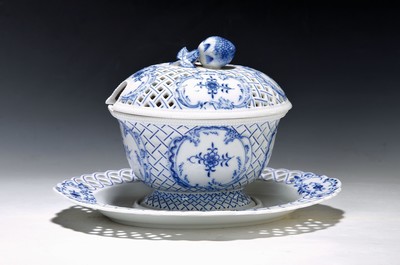 Deckelsauciere mit Presentoire, Meissen, 80er Jahre, Deckel und Unterteller mit Durchbrucharbeit, Erdbeerbekrönung, blaue Unterglasurmalerei, 18 x ...