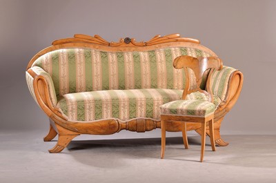 Biedermeier Sofa, wohl Umkreis Mainz, um 1830, Nussbaum massiv, elegante Form mit leicht ausgestellten Beine, Lehnen mit Schwanenhälsenbeschnitzt, ...