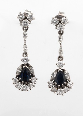 Paar 18 kt Gold Saphir-Diamant-Ohrgehänge, WG 750/000, 2 facett. Saphir-Tropfen zus. ca. 0.25 ct, Brillanten und Diamant- Navettes zus. ca. 1.20 ct ...