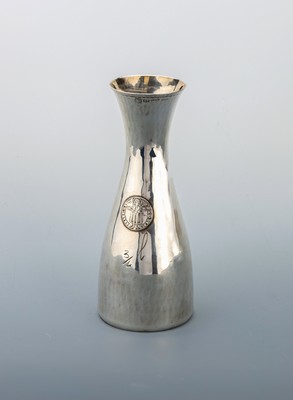 Karaffe, Italien, 925er Silber, Treibarbeit, Meistermarke unged., eingearbeitete Silbermünze, H ca. 22.5 cm, ca. 370 g