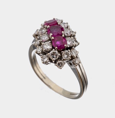 14 kt Gold Rubin-Brillant-Ring, WG 585/000,3 rundfacett. Rubine zus. ca. 0.80 ct, Brillanten zus. ca. 1.20 ct feines Weiß -Weiß/vs-si, RW 56, ca. ...