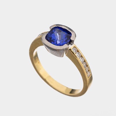 18 kt Gold Tansanit-Brillant-Ring, GG/WG 750/000, Tansanit im Cushion Cut ca. 2.04 ct, Farbe violet blue, EGL Zertifikat, 12 Brillanten zus. ca. ...