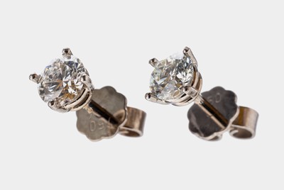 Paar 14 kt Gold Brillant-Ohrstecker, WG 585/000, 2 Brillanten zus. ca. 1.05 ct feines Weiß-Weiß/vs-si