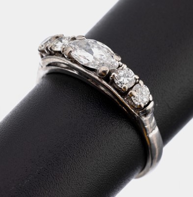 14 kt Gold Diamant-Ring, WG 585/000, Diamant-Navette ca. 0.45 ct Weiß/si, seitl. 4 Brillanten zus. ca. 0.35 ct Weiß/vs-si, RW 55,ca. 3.2 g