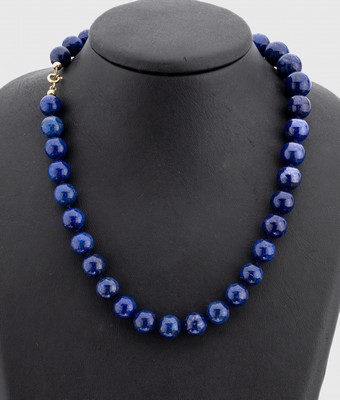 Lapislazuli-Collier, Kugeln im Verlauf, D. ca. 10-13.9 mm, L. ca. 70 cm, Federringschließe Metall