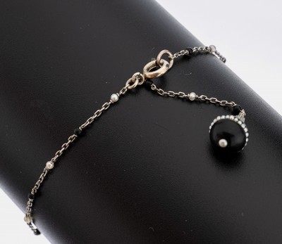 Art Deco Platin Onyx-Perl-Diamant-Armband, 1920er Jahre, Pt gepr., Abhängung aus Onyx mit Orientperlen und kl. Diamantrosen, L. ca. 17.5 cm, ...