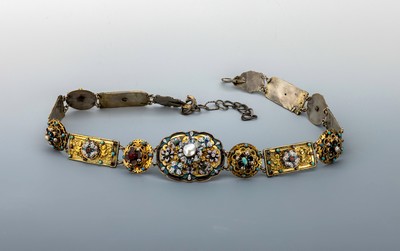 Brautgürtel, Österreich/Ungarn um 1880, Metall teilvers. und verg., bt. emailliert, 2 Diamanten zus. ca. 0.40 ct, sowie diverse Farbsteine, ...