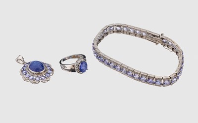 Tansanit-Saphir-Schmuckset, 925er Silber, best. aus: Armband, Ring und Anhänger, Armband: L. ca. 19.5 cm, rundfacett. Tansanite zus. ca. 15.0 ct, ...