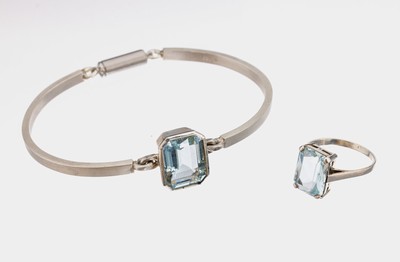 Aquamarin-Schmuckset, 925er Silber, best. aus: Armreif und Ring, 2 facett. Aquamarine im Emerald Cut zus. ca. 6.5 ct, RW 52, Magnetschließe, D. ca. ...