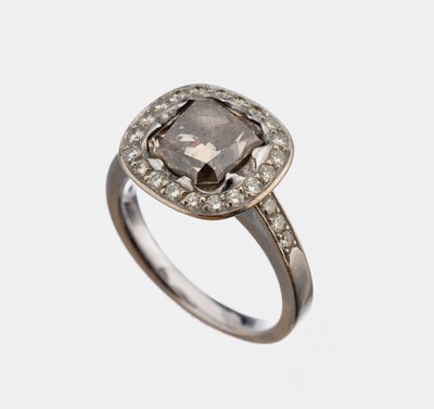 18 kt Gold Diamant-Ring, WG 750/000, mittigDiamant Radiant ca. 2.50 ct Getönt/vs-si, 26 Brillanten zus. ca. 0.58 ct Weiß-l.get. Weiß/si, ca. 7.8 ...